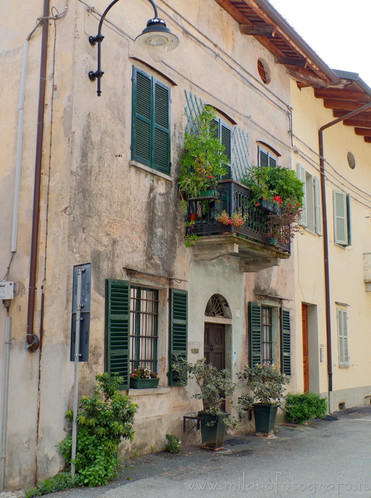 Piverone (Torino) - Vecchia casa del paese decorata con piante e fiori